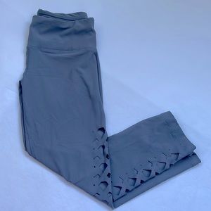 90 DEGREE BY REFLEX GRAY CUT OUT CAPRI LEGGINGS